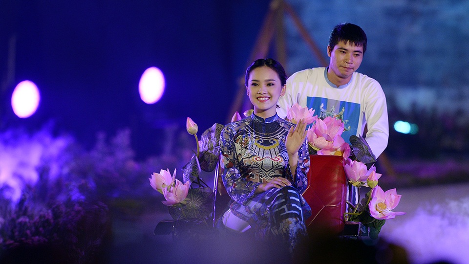 Hình ảnh xe xích lô gắn bó thân thuộc với cuộc sống Hà Nội được đưa lên sân khấu mang đến cảm xúc chân thực cho người xem. Nữ người mẫu trong ảnh là Tố Như - Top 10 và Gương mặt khả ái cuộc thi Hoa hậu Việt Nam 2016.