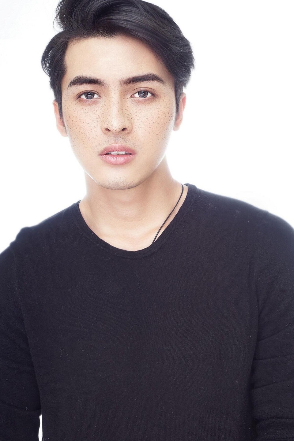 Tuấn Vũ là một gương mặt không còn xa lạ với các bạn trẻ, anh chàng được biết đến sau khi đạt Giải Nhất cuộc thi H2Teen Concert 2011, chàng trai sở hữu gương mặt đẹp trai, dáng chuẩn, nụ cười sáng.