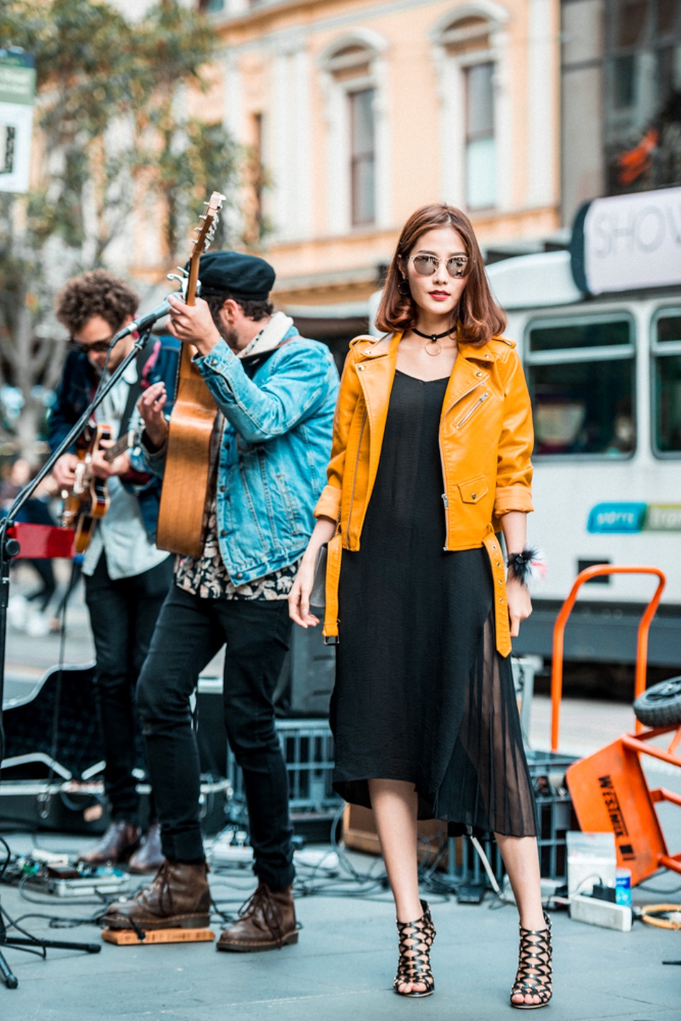 Nếu đi dạo trên con phố này bạn rất dễ dàng được thưởng thức những phong cách âm nhạc khác nhau từ những người hát rong trên phố.