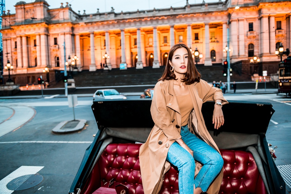 Trong thời gian du lịch tại Melbourne, Diễm My 9X đã dành thời gian thăm thú những địa điểm nổi tiếng ở nơi đây như: Tòa nhà Quốc hội.