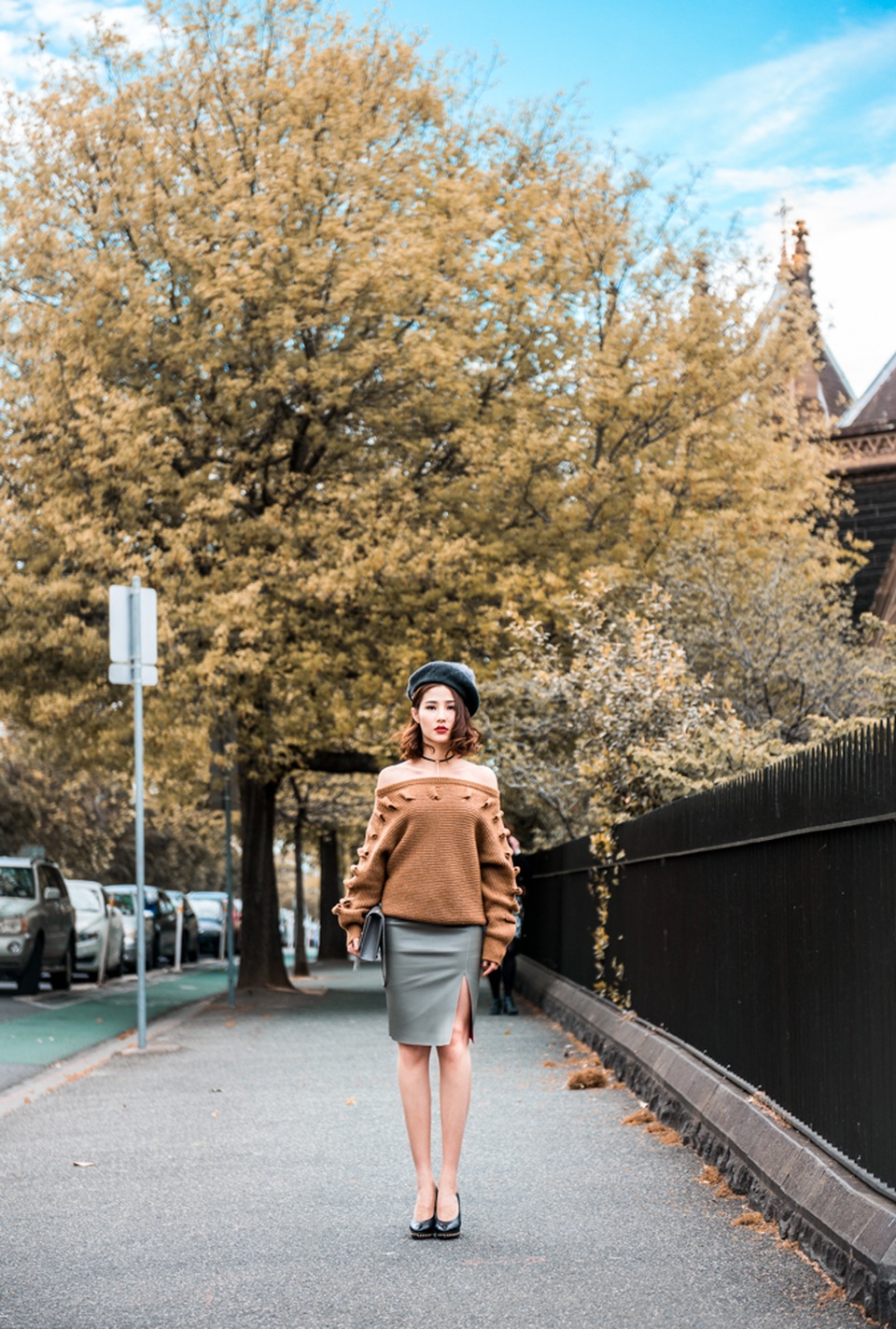 Bên cạnh đó, Diễm My 9x cũng kịp lưu lại những hình ảnh street style ấn tượng của mình trên đường phố nước Úc. Những bộ trang phục kết hợp màu sắc hài hoà vừa tôn lên dáng vẻ xinh đẹp của Diễm My vừa thể hiện đẳng cấp một quý cô.