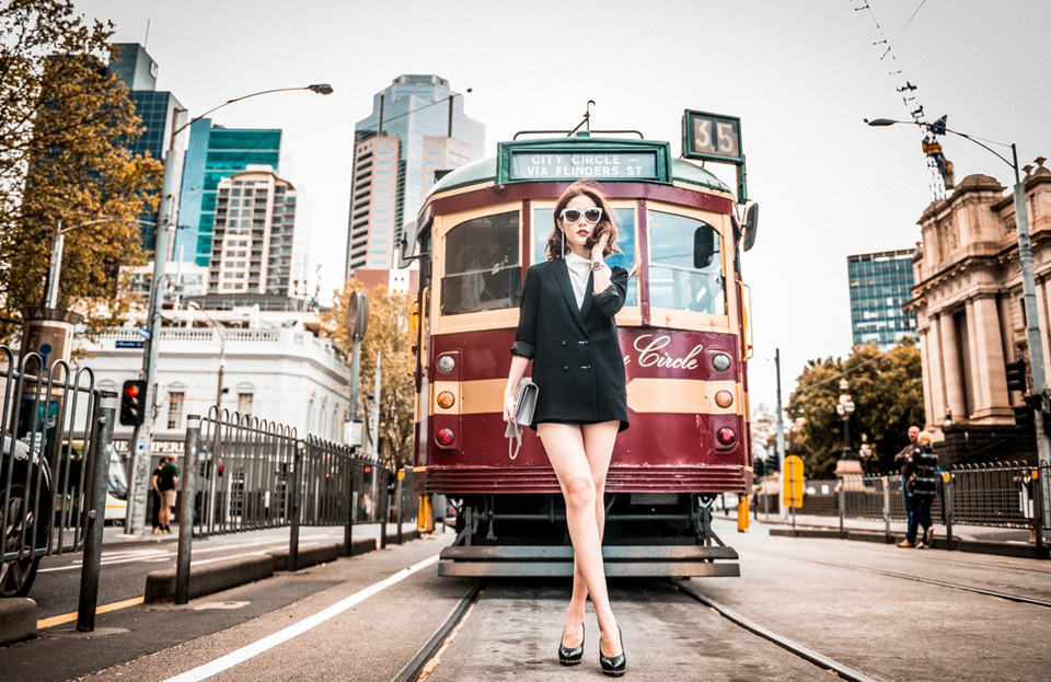 
Diễm My đang đứng bên xe điện trung tâm thành phố City Circle (số 35) chạy theo đường chu vi của trung tâm.
