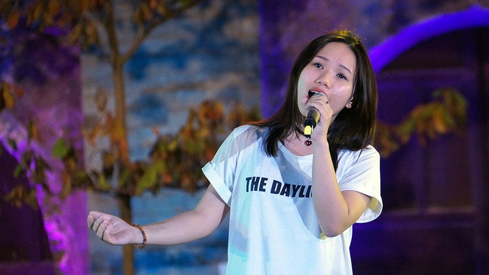 Cô xuất hiện giản dị với áo phông trong đêm tổng duyệt.