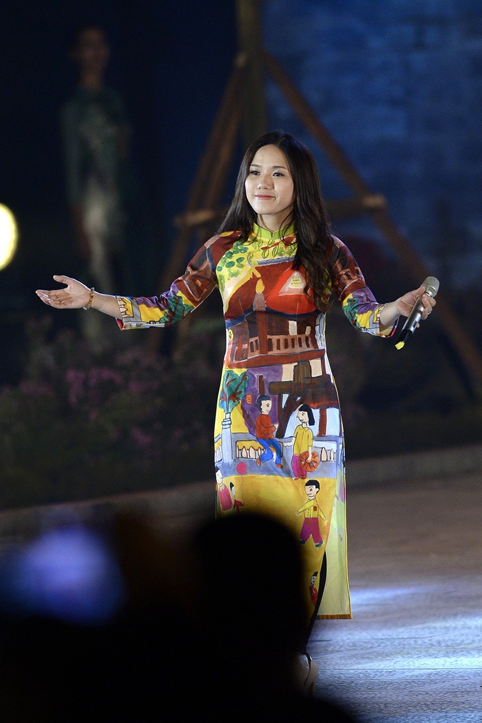 Trẻ trung trong một mẫu áo dài in từ tranh vẽ về Hà Nội của các em nhỏ.