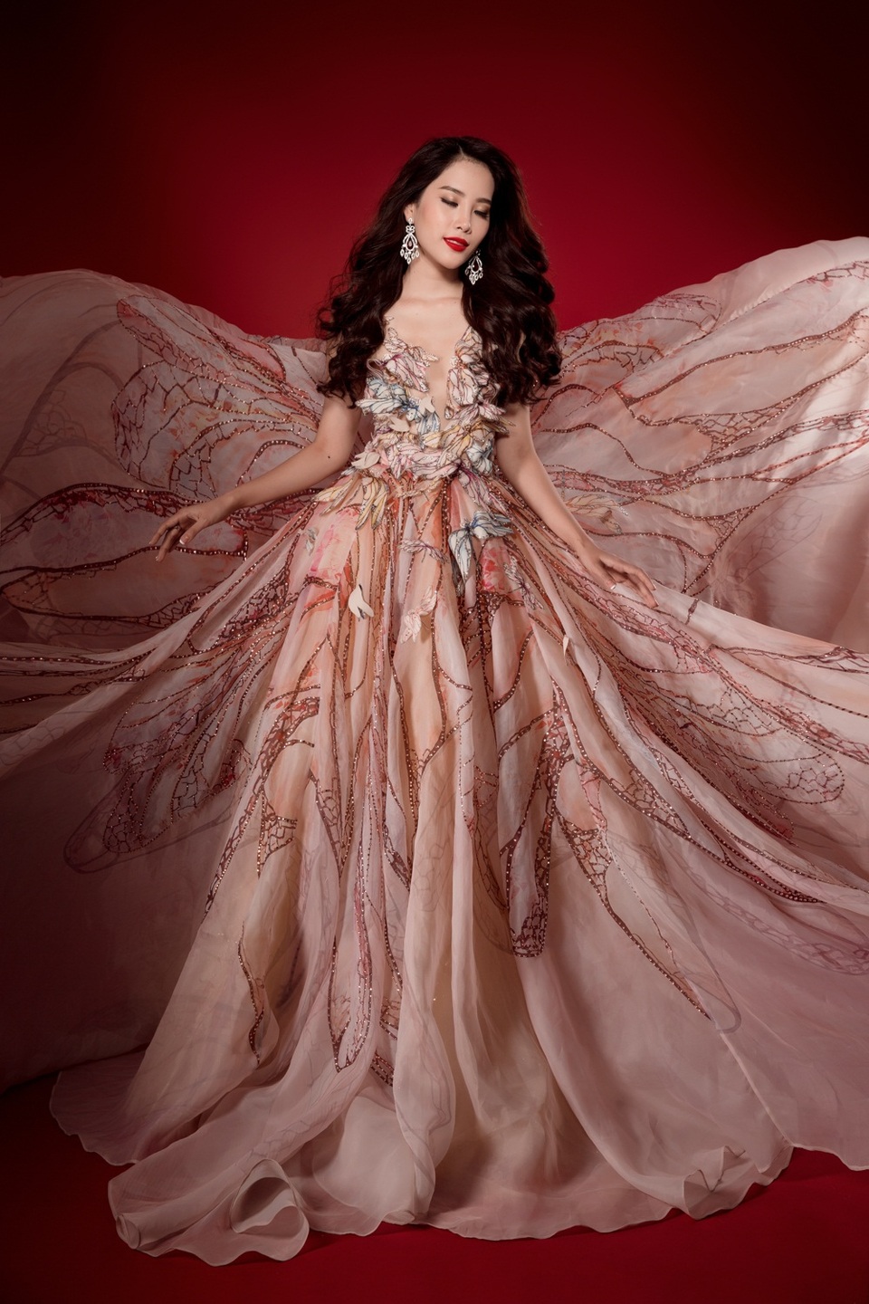 Tuy nhiên người đẹp cũng nhìn nhận các thí sinh khác cũng rất tài năng, thí sinh các nước mang đến Miss Earth nhiều màn trình diễn bất ngờ, đặc sắc. Cũng vì điều đó mà kết quả đạt được là một niềm động viên rất lớn cho cô. Sau phần trình diễn Nam Em nhận được sự cổ vũ nồng nhiệt từ khán giả và các thí sinh tham gia đêm thi.