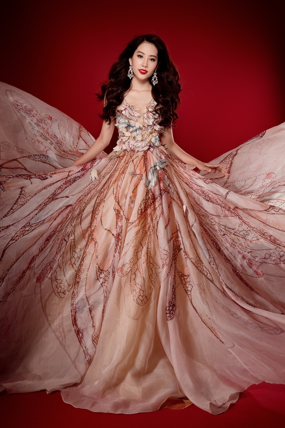 Một trong những yếu tố làm nên thành công là bộ trang phục trình diễn đẹp mắt của Nam Em. Với chất liệu von mỏng, với hàng trăm cánh bướm bay lượn đã tạo nên hiệu ứng nhẹ nhàng, thanh khiết. Nó giúp giọng hát ngọt ngào của Nam Em hòa quyện vào bộ trang phục tinh tế.