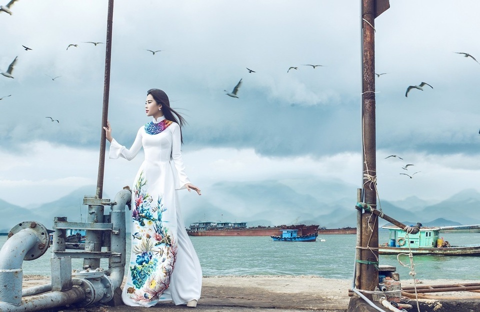 Với mong muốn kêu gọi mọi người chung tay góp phần bảo vệ đại dương và hệ sinh thái để trái đất mãi là hành tinh xanh, cô mặc thiết kế với hình ảnh đẹp và sống động về đại dương.