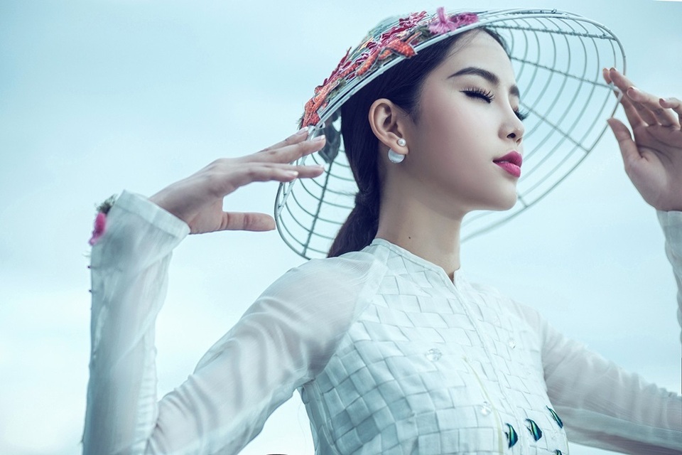 Chiếc áo bà ba được may với chất liệu vải the, với cách xử lí là đan lát, một phương pháp của làng nghề thủ công mây tre đan lát vừa gần gũi vừa tỉ mỉ đặc trưng của người dân đồng bằng Sông Cửu Long.