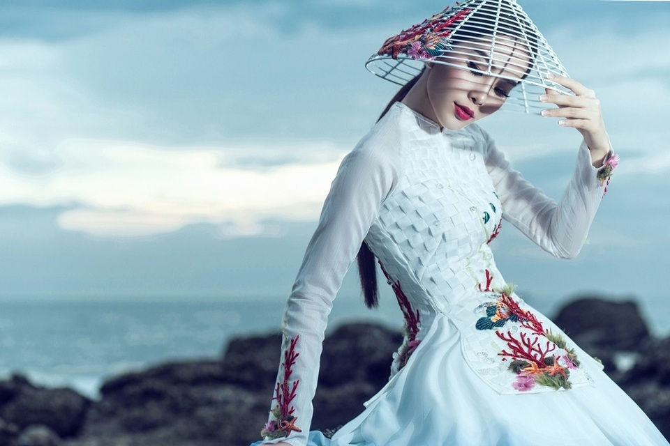 Trang phục sử dụng 2 tông màu chủ đạo là trắng và xanh, lấy cảm hứng từ đại dương xanh ngát kết hợp vào đó là những con sóng trắng ngần có lúc thật mạnh mẽ và kì vĩ, có lúc lại khá dịu dàng êm ái. Hình ảnh đó giống như tính cách của người phụ nữa Việt Nam vừa thuần khiết, dịu dàng, đôi lúc lại rất mạnh mẻ, kiên cường.