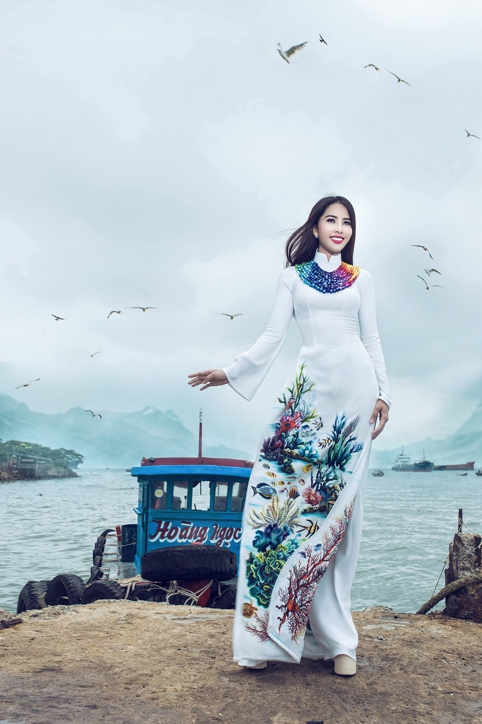 Bên cạnh đó, Nam Em cũng không quên đầu tư vào trang phục truyền thống áo dài Việt.