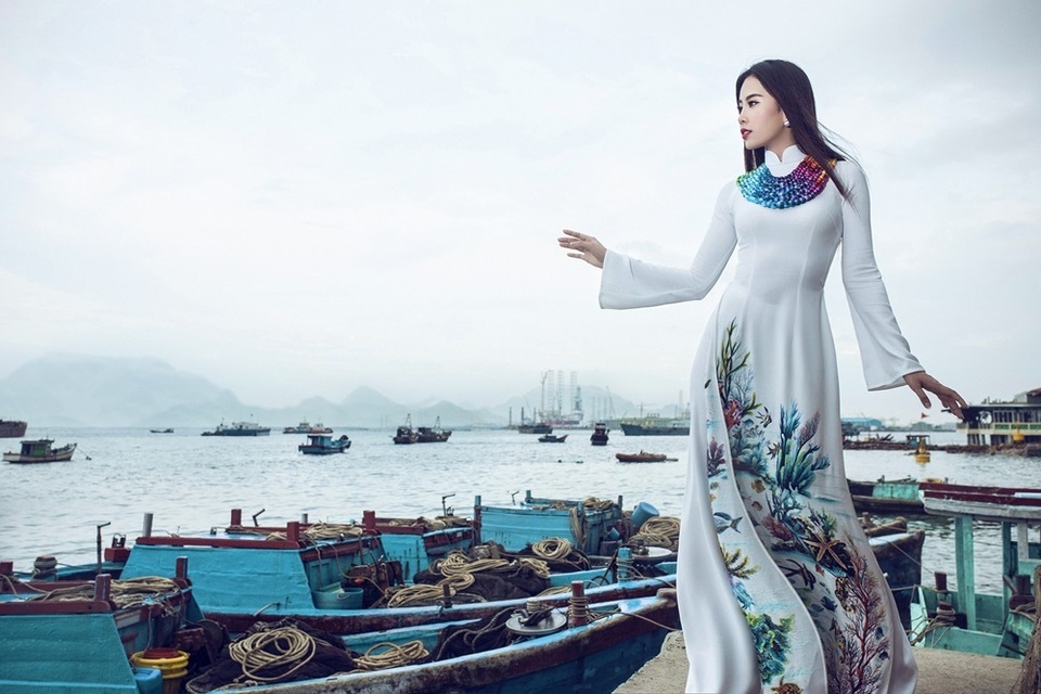 Trên nền vải lụa rép sang trọng, những người thợ thêu tay tỉ mỉ thêu với nhiều cách thức khác nhau để tạo nên hình ảnh đại dương sống bởi những rạn san hô, những đàn cá,... hết sức sinh động và huyền bí. Hình ảnh chiếc áo dài dân tộc mang thông điệp đầy ý nghĩa “Bảo vệ Trái đất là bảo vệ chúng ta” sẽ được truyền tải đến tất cả mọi người, góp phần kêu gọi cùng chung tay bảo vệ Trái đất.