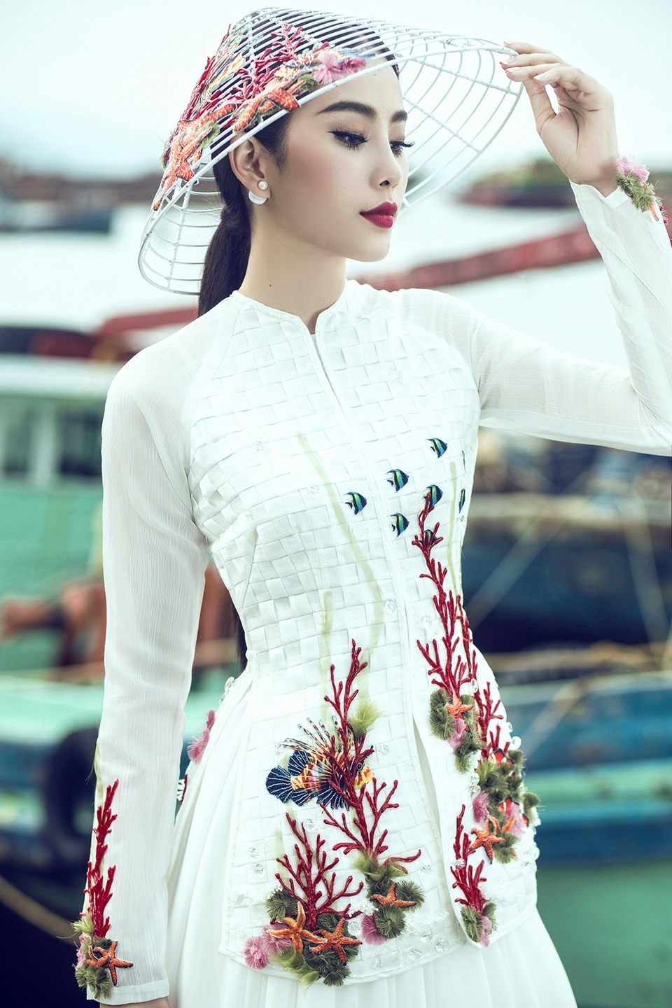 Đại diện Việt Nam tại Miss Earth 2016 cũng công bố bộ ảnh trang phục truyền thống được thực hiện trước ngày lên đường.