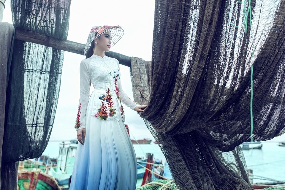 Đây cũng là lần đầu tiên có một thí sinh Việt Nam lựa chọn trang phục áo bà ba là trang phục truyền thống tại cuộc thi nhan sắc quốc tế.