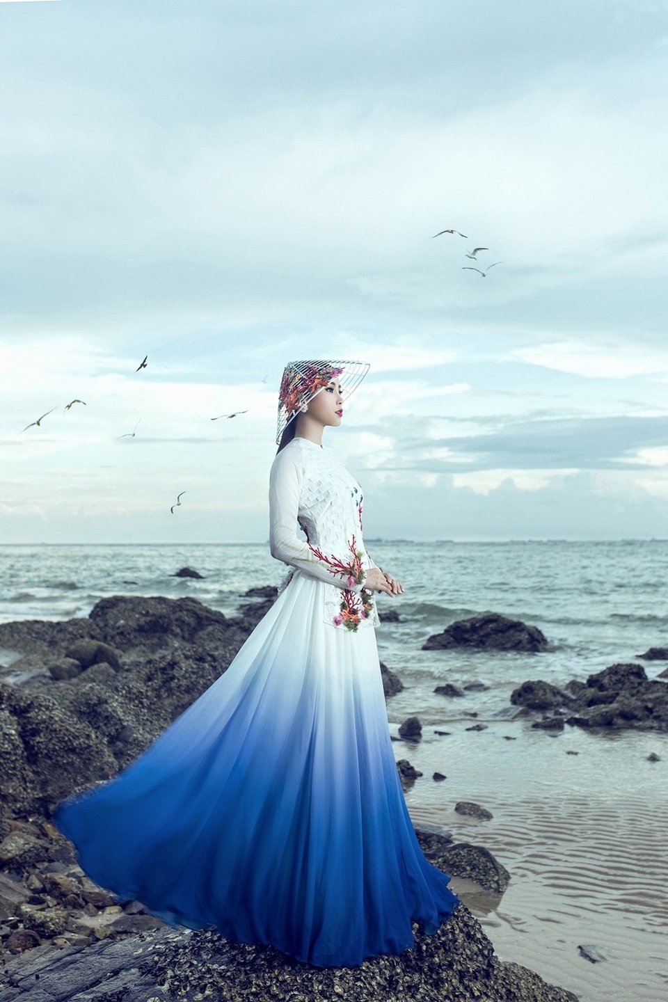 Trong bộ ảnh này, Nam Em gây ấn tượng với bộ áo dài truyền thống mang tên Đại dương mênh mông và bộ bà ba cách điệu lấy cảm hứng từ hơi thở biển.