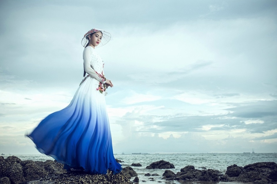 
Vì xuất thân từ một cô gái vùng đồng quê Nam Bộ nên trang phục truyền thống lần này mà Nam Em và ê-kip hướng đến là hình ảnh chiếc áo bà ba kết hợp với phần thân váy lấy cảm hứng từ chiếc áo tứ thân, mang đến tinh thần dân tộc, vừa đẹp lại giản dị mà không kém phần hiện đại.
