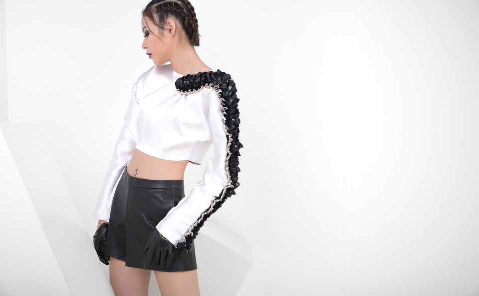 Phí Phương Anh: “Chân dài yêu đại gia chẳng có gì sai” - 2 Thể hiện một mẫu áo sweatshirt dáng crop-top có điểm nhấn ấn tượng ở ống tay đắp vải da, Phí Phương Anh khoe vòng eo con kiến.