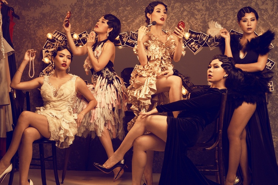 Danh hài Việt Hương cho hay: “Việt Hương rất vui được hợp tác cùng với một dàn đồng nghiệp nữ xinh đẹp, tài năng, “mỗi người một vẻ mười phân vẹn mười, mấy chị em rủ nhau thực hiện bộ hình để làm kỷ niệm, đồng thời cũng là một món quà gởi tới các chị em phụ nữ nhân ngày 20/10”.