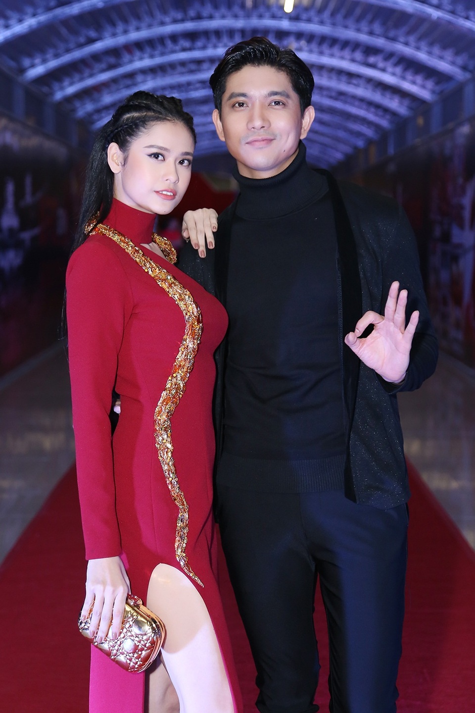 Còn nhớ, ngày 15/8 vừa qua, Tim đã chính thức ngỏ lời cầu hôn Trương Quỳnh Anh sau nhiều năm chung sống chung và có với nhau cậu bé Sushi. Trong clip cầu hôn, Tim tâm sự nhiều lời ngọt ngào dành cho bạn đời, anh không quên hỏi cô: “Hãy làm vợ anh nhé” và được con trai ở bên cổ vũ: “Mẹ lấy ba nhé”. Sau khi đoạn clip được phát, Tim xuất hiện với một bó hoa hồng trên tay, mang theo nhẫn cưới quỳ gối cầu hôn Trương Quỳnh Anh. Quá hạnh phúc trước hành động lãng mạn của Tim, Trương Quỳnh Anh bật khóc, gật đầu đồng ý.