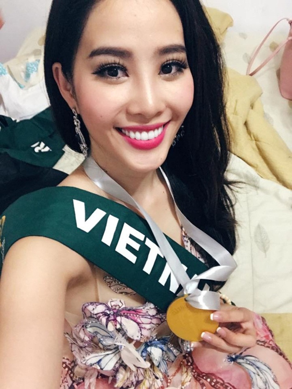 Phan Anh thành từ khóa “hot”, Nam Em giành 2 giải Bạc tại Miss Earth - 6 Đại diện Việt Nam tại Miss Earth 2016 Nam Em đã đoạt được Huy chương Bạc phần thi tài năng với tiết mục hát You raise me up. Đây là những tấm huy chương đầu tiên của một đại diện Việt Nam giành được trong phần thi phụ tại cuộc thi Hoa hậu Trái đất.