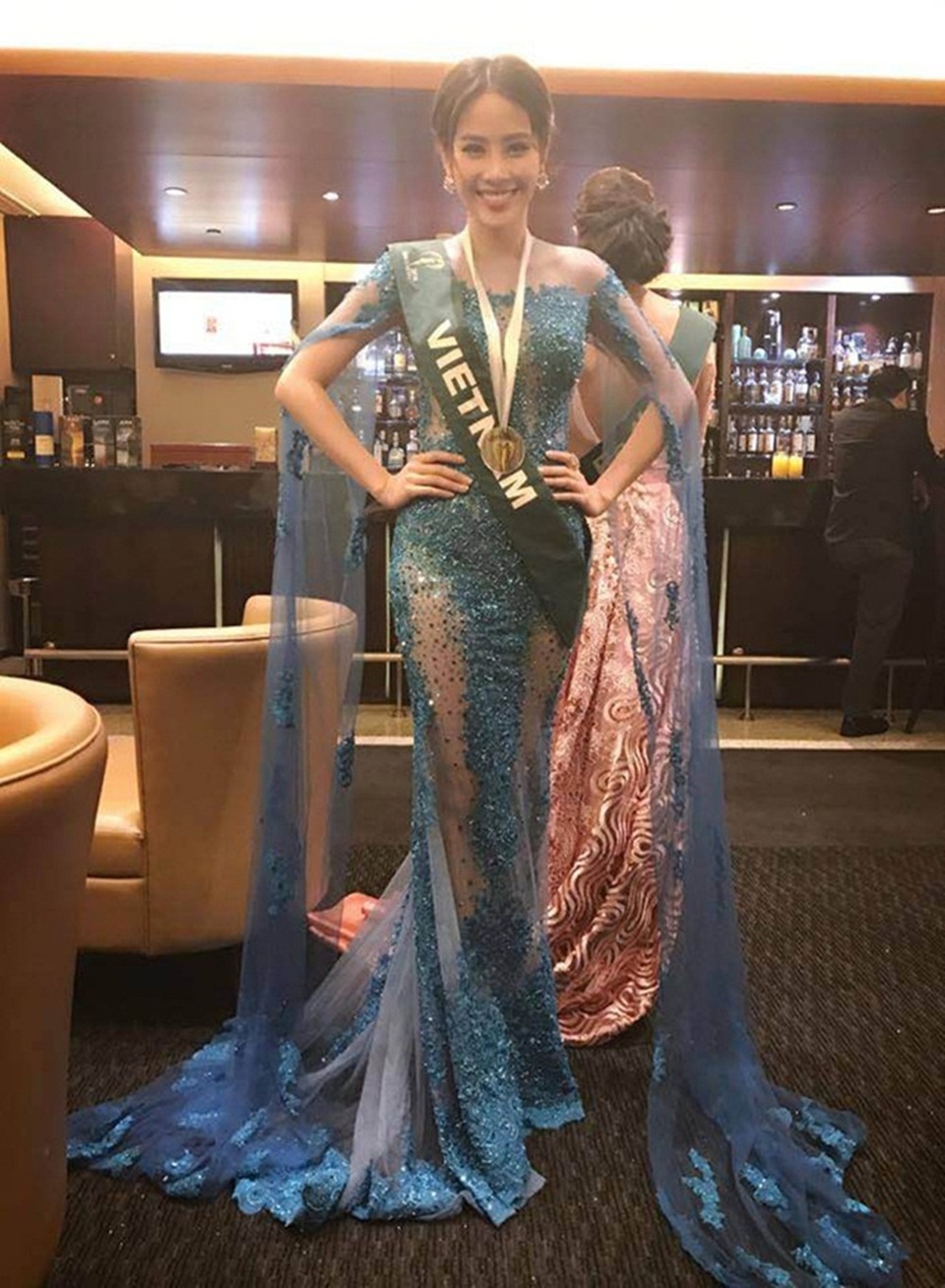 Trong phần thi Trình diễn trang phục dạ hội Miss Earth 2016, người đẹp đại diện Việt Nam - Nam Em tiếp tục gây bất ngờ khi lại được xướng tên giành Huy chương Bạc. Với 2 Huy chương Bạc, đại diện Việt Nam vươn lên vị trí thứ 8 bảng tổng sắp thành tích các cuộc thi phụ.