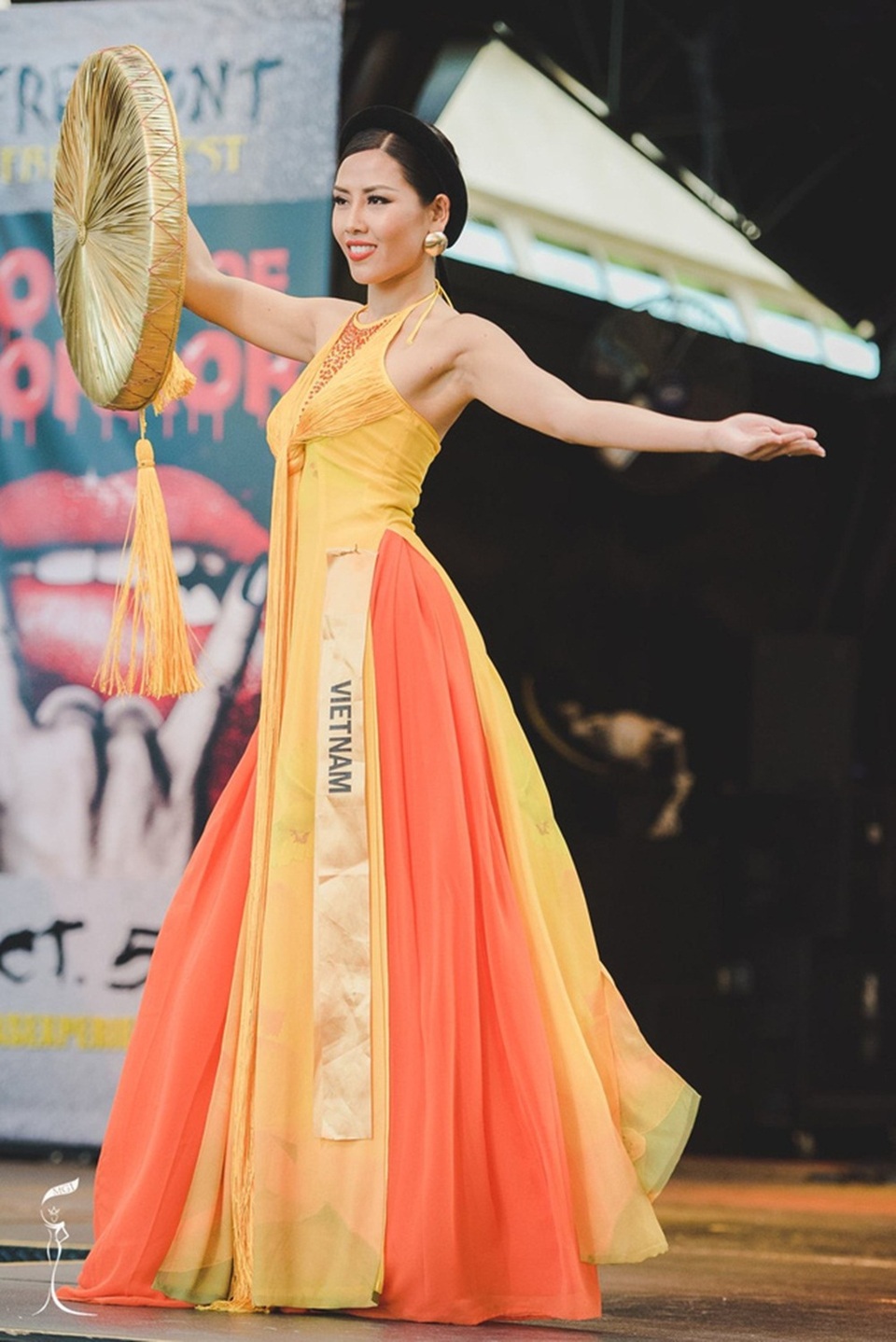 Phan Anh thành từ khóa “hot”, Nam Em giành 2 giải Bạc tại Miss Earth - 8 Diện áo tứ thân trong phần thi trình diễn trang phục dân tộc, đại diện của Việt Nam - Nguyễn Thị Loan đã có tên trong danh sách 10 thí sinh trình diễn trang phục dân tộc đẹp nhất cuộc thi Hoa hậu hòa bình thế giới năm 2016 đang diễn ra tại Las Vegas, Mỹ.