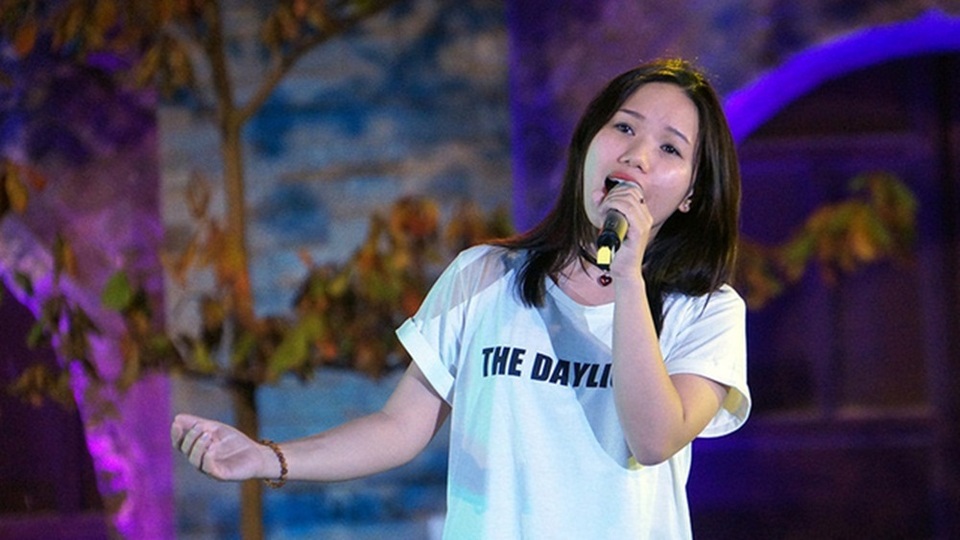 “Giọng chị ngọt ngào nhẹ như gió”, “Live tuyệt tác. Hát không khác phòng thu”,… là những bình luận khi Thùy Chi tung bản fancam cover lại nhạc phẩm “Chưa bao giờ” của Trung Quân. Có thể nói, không chiêu trò, không câu dẫn về đời tư, Thùy Chi vẫn có được một lượng fan lớn bằng chính nội lực, giọng hát trong trẻo của mình.