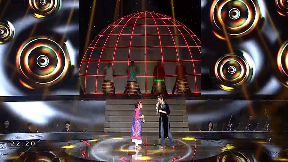 Hồng Nhung, Phương Thanh, Hương Tràm “đốt nóng” The Voice Kids - 1 Tối 22/10, đêm liveshow 6 của The Voice Kids 2016 đã diễn ra với những tiết mục đặc sắc giữa top 3 với các ca sĩ khách mời.