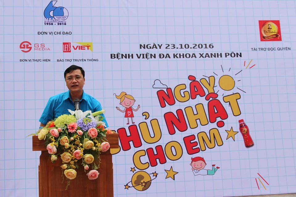 Nụ cười chạm đến trái tim của các bệnh nhi bệnh viện Xanh Pôn - 1 Ông Nguyễn Bá Tĩnh, Phó Chủ tịch Thường trực kiêm Tổng Thư ký Hội Thầy thuốc trẻ Việt Nam phát biểu tại chương trình.