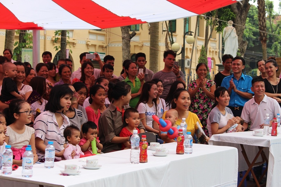 Nụ cười chạm đến trái tim của các bệnh nhi bệnh viện Xanh Pôn - 2 Rất đông phụ huynh đưa con em mình đến tham dự chương trình.