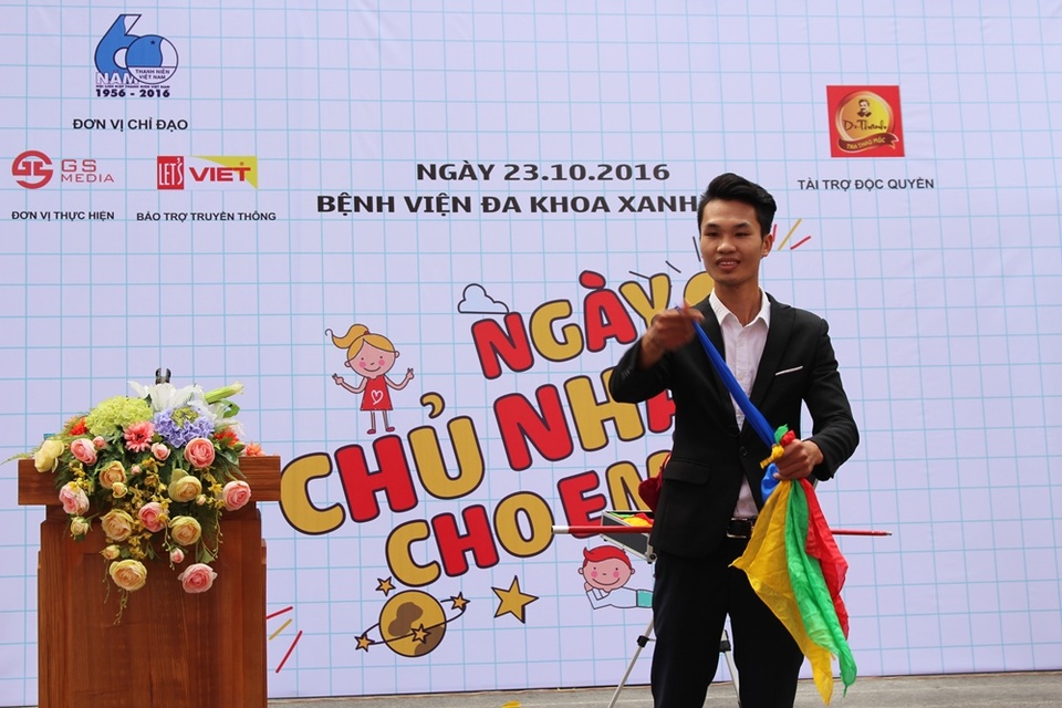 Nụ cười chạm đến trái tim của các bệnh nhi bệnh viện Xanh Pôn - 3 Tiết mục biểu diễn của những người làm chương trình đem đến thích thú cho các bệnh nhi.