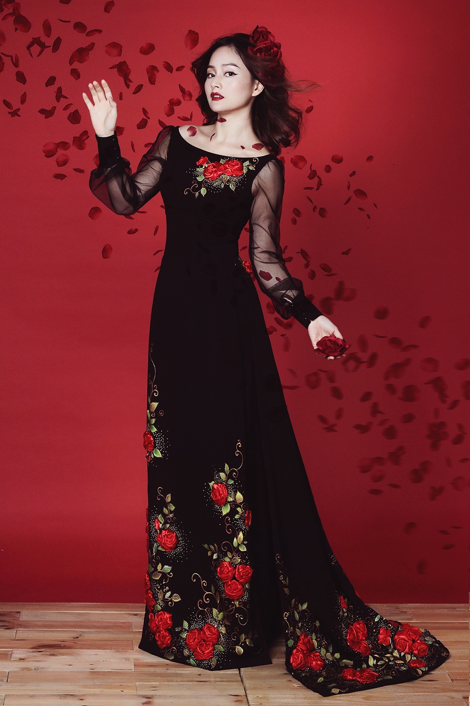 Họa tiết hoa cỏ, dây leo ẩn hiện trên nền đen và phom dáng dễ ứng dụng.