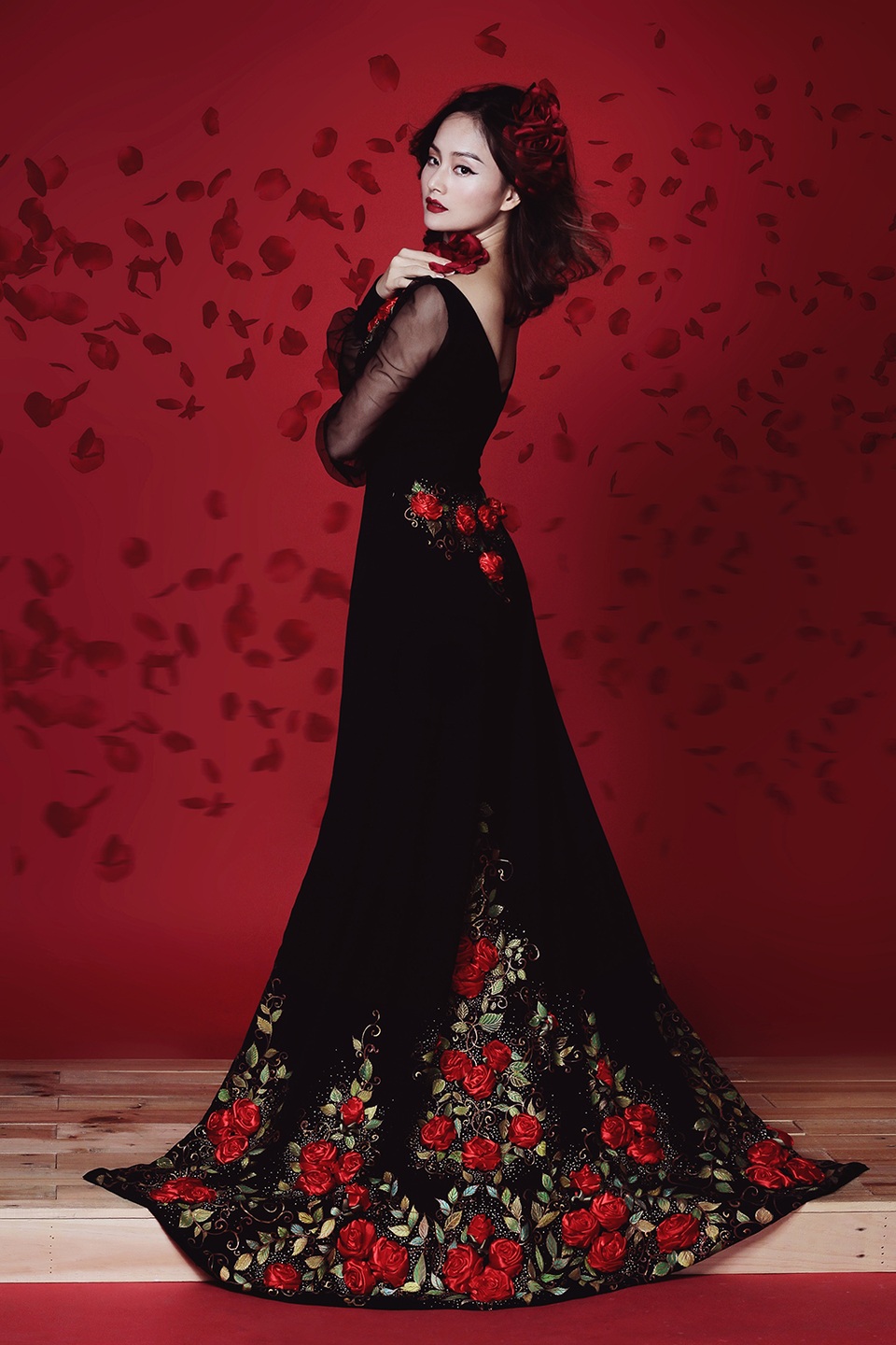 Cô diện một thiết kế áo dài trống lưng với họa tiết Hoa Hồng 3D thiêu nổi bằng ruy băng.