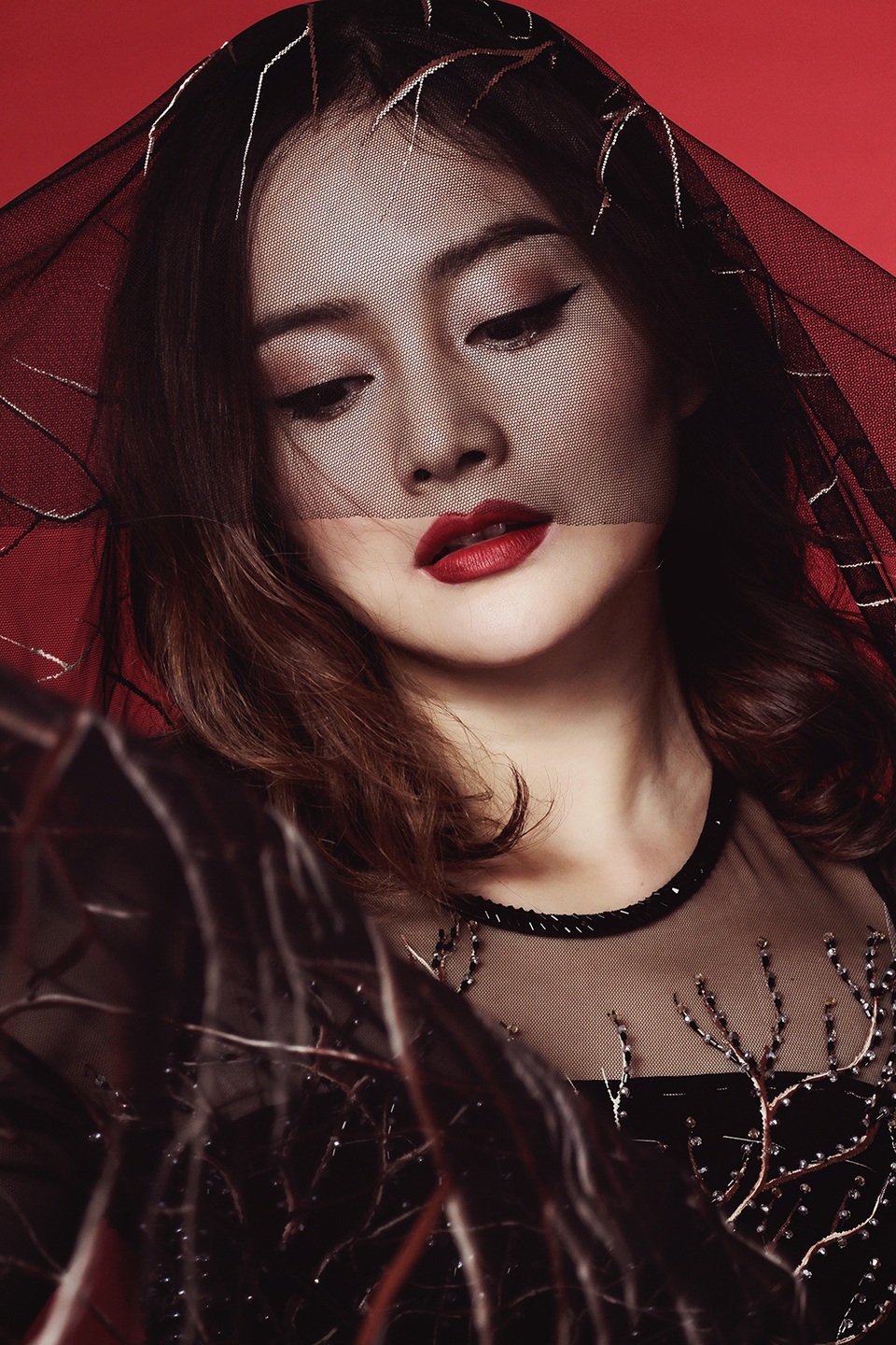 Mắt nước sắc sảo, son môi lì đỏ thẩm đem đến vẻ đẹp bí ẩn trong dịp lễ hội Halloween đang đến gần.