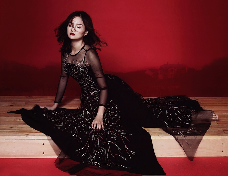 Từng gây ấn tượng với khán giả qua kịch Người Vợ Ma, phim Cô Hầu Gái với nhân vật ma mị, một lần nữa Lan Phương vào vai ma mị trong bộ ảnh.