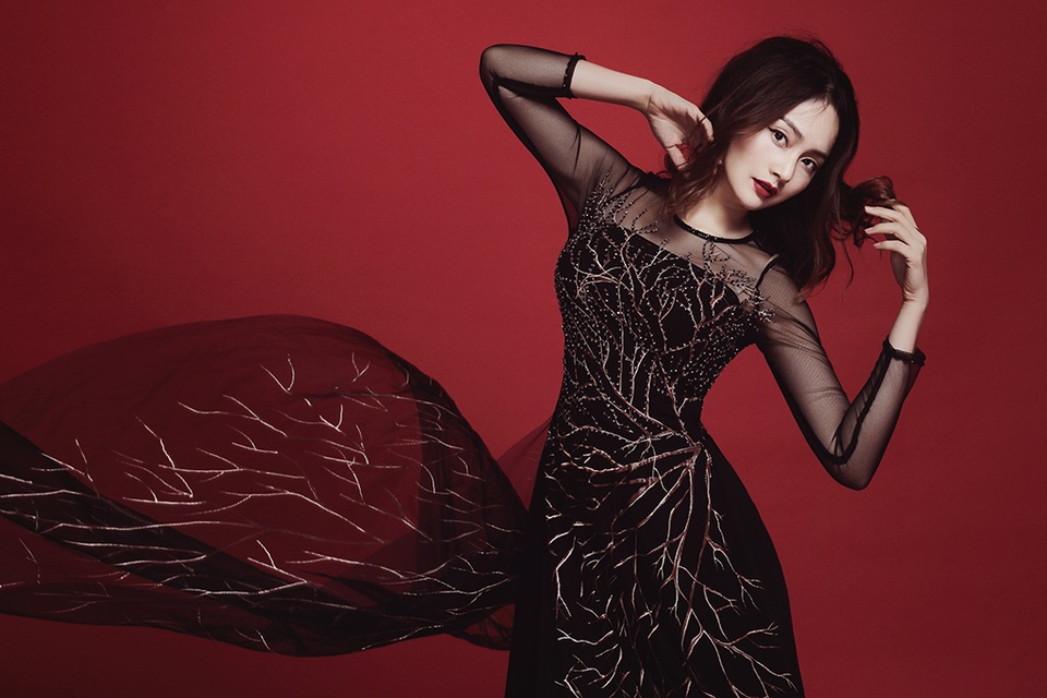 Chất vải sheer đen được vẽ nổi màu nhũ và đính kết hạt kim loại bắt sáng gợi cảm giác về một khu rừng chứa đựng những điều bí ẩn.