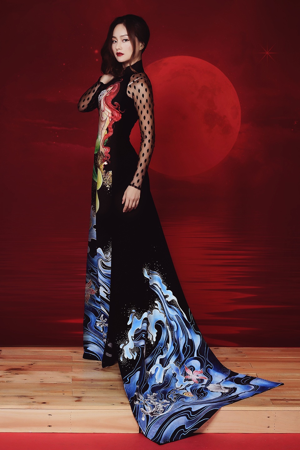 Hình ảnh đại dương sâu thẳm ẩn chứa những điều bí mật được thể hiện trong một mẫu áo dài với tà sau dài.