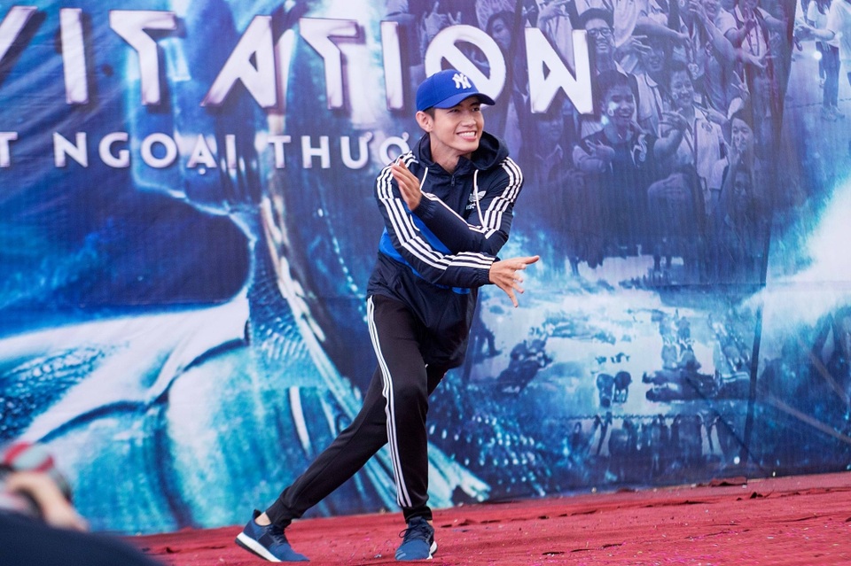 Đây là tiết mục hoàn toàn mới trên nền nhạc 24k Magic (Bruno Mars), được anh biên đạo để gửi tặng cho sinh viên Ngoại thương.