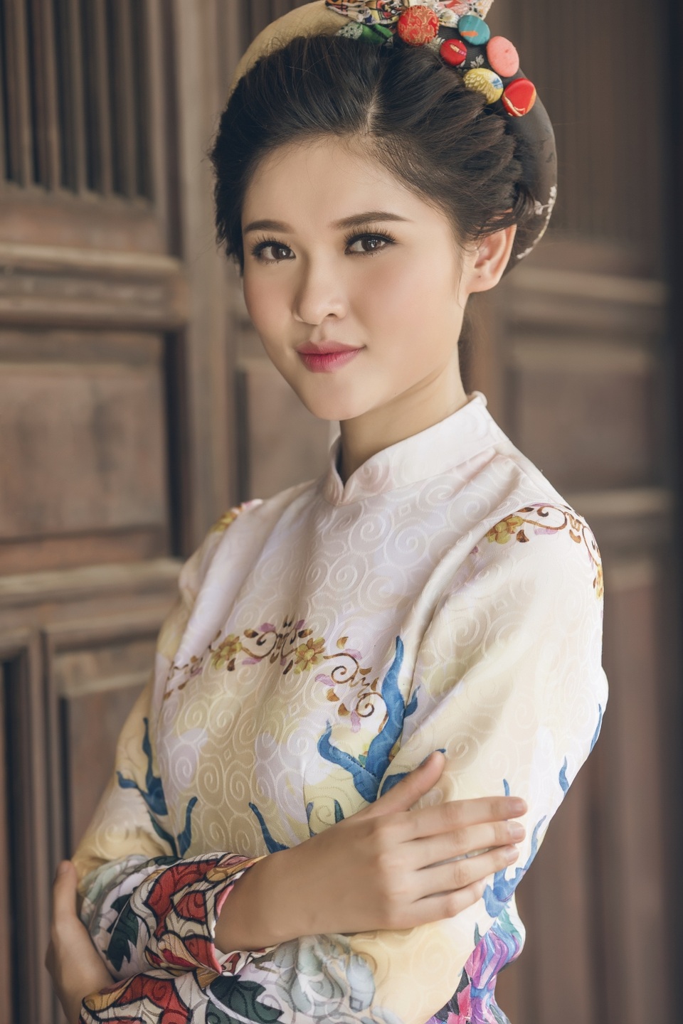 Người đẹp chọn tông trang điểm nhẹ nhàng, chủ yếu nhấn vào đôi môi mận ngọt và gò má ửng hồng.