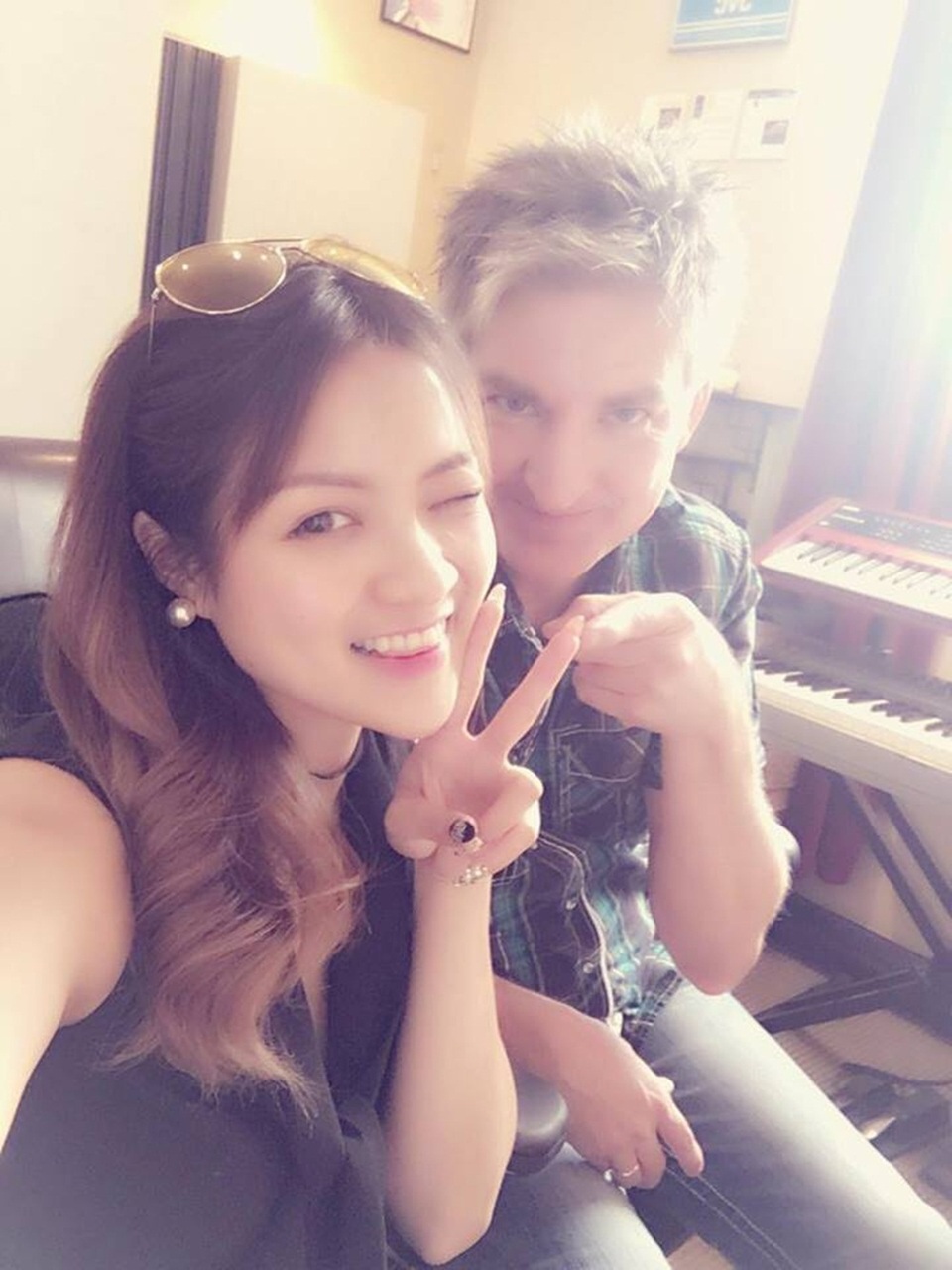 
Thủy Top khoe ảnh chụp chung với một nhà sản xuất âm nhạc hàng đầu nước Mỹ. Dự án mới hai người hợp tác sẽ được ra mắt trong thời gian tới.
