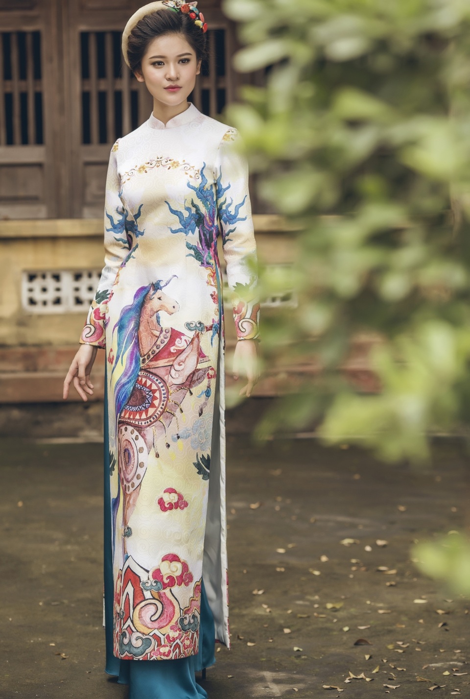 Trong không gian cổ kính, Thuỳ Dung lột tả nét duyên dáng, uyển chuyển của người con gái với tà áo dài hay áo yếm truyền thống.