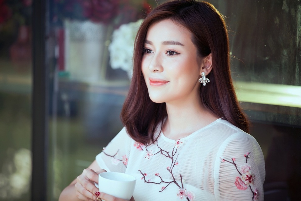 Hoa khôi xứ dừa dịu dàng khoe nhan sắc - 1 Cao Thái Hà làm mới mình với tóc ngắn ngăng vai rất hợp với tiết trời thu.