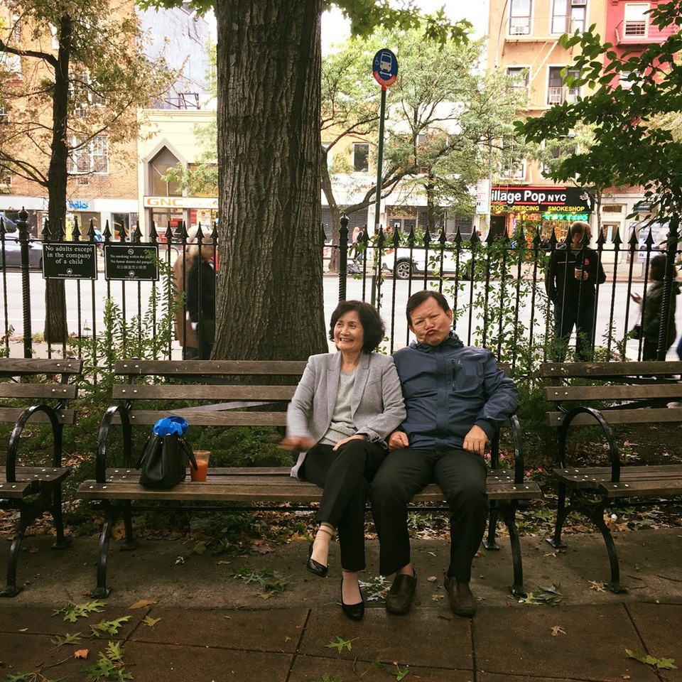 Thủy Top cho biết, cô hội ngộ cùng “phù thủy âm nhạc” J Chris Griffin trong chuyến du lịch cùng gia đình kết hợp cùng công việc tại Mỹ. (Trong ảnh là bố mẹ Thủy Top đi cùng cô sang Mỹ).