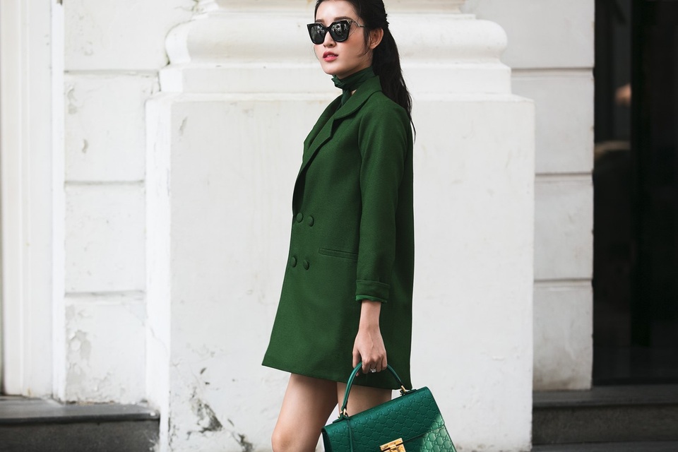 Cô chọn mốt vest giấu quần thời thượng, kết hợp cùng đôi sandal kẻ sọc và giỏ xách.