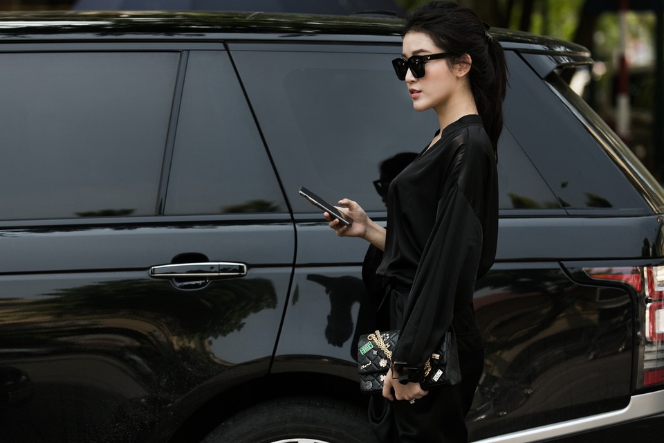 Huyền My ứng dụng bộ cánh phong cách black-on-black vô cùng ấn tượng.