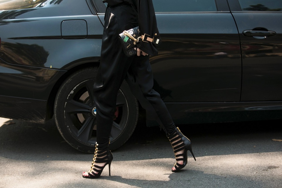 Đôi giày chiến binh đính kim loại vàng khá ăn ý, tạo vẻ sanh chảnh cho bộ trang phục.