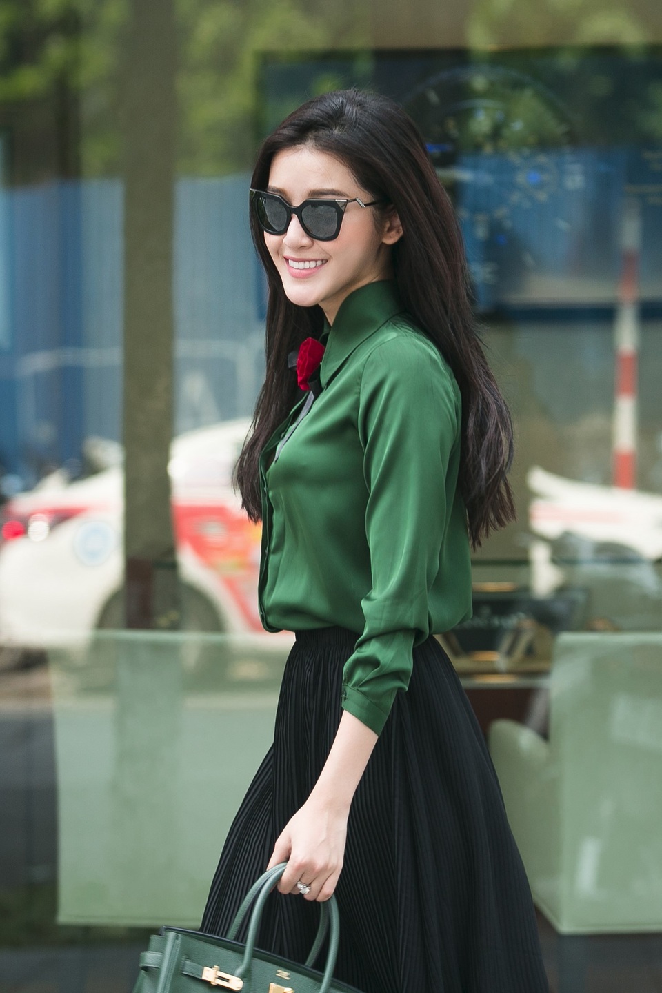 Chiếc áo sơ mi vintage kết hợp cùng chân váy xòe bồng bềnh khiến Huyền My dạo phố nhẹ nhàng hơn.