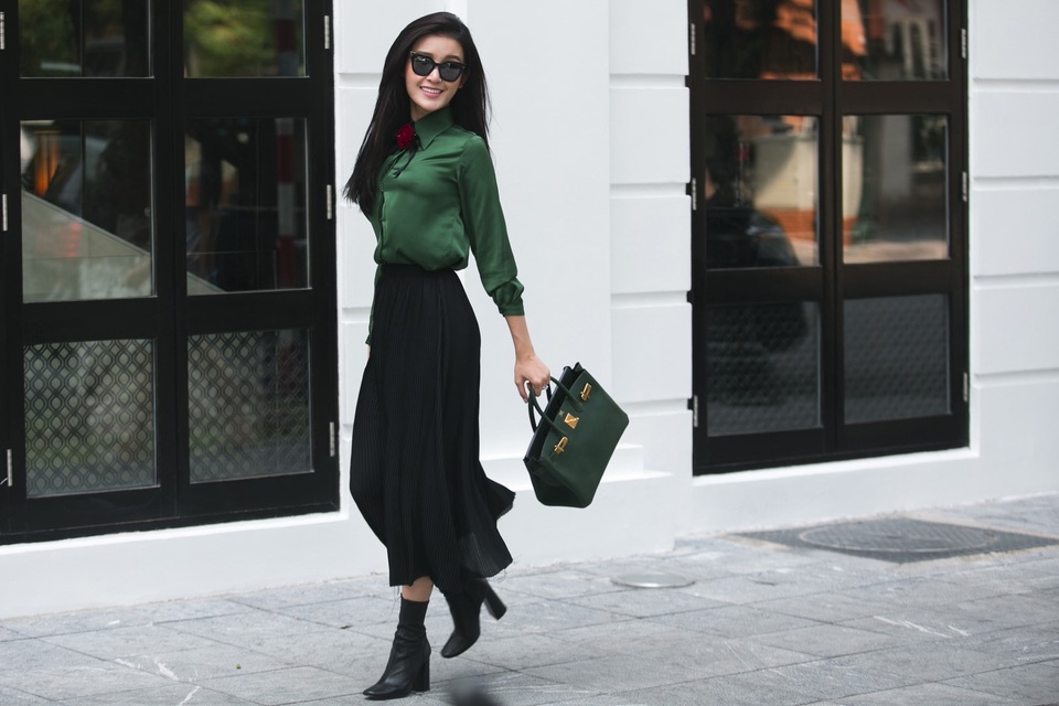 Cô kết hợp boots cổ cao khá phù hợp với tiết trời dần chuyển sang Thu - Đông.