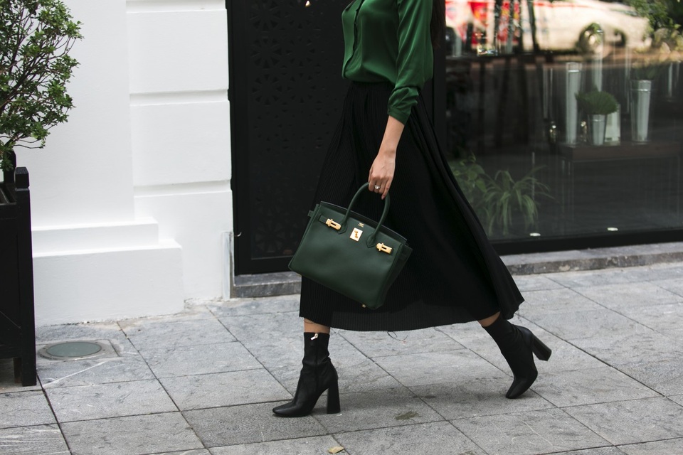 Túi xách tăng thêm vẻ nổi bật cho những ngày xuống phố của Huyền My.