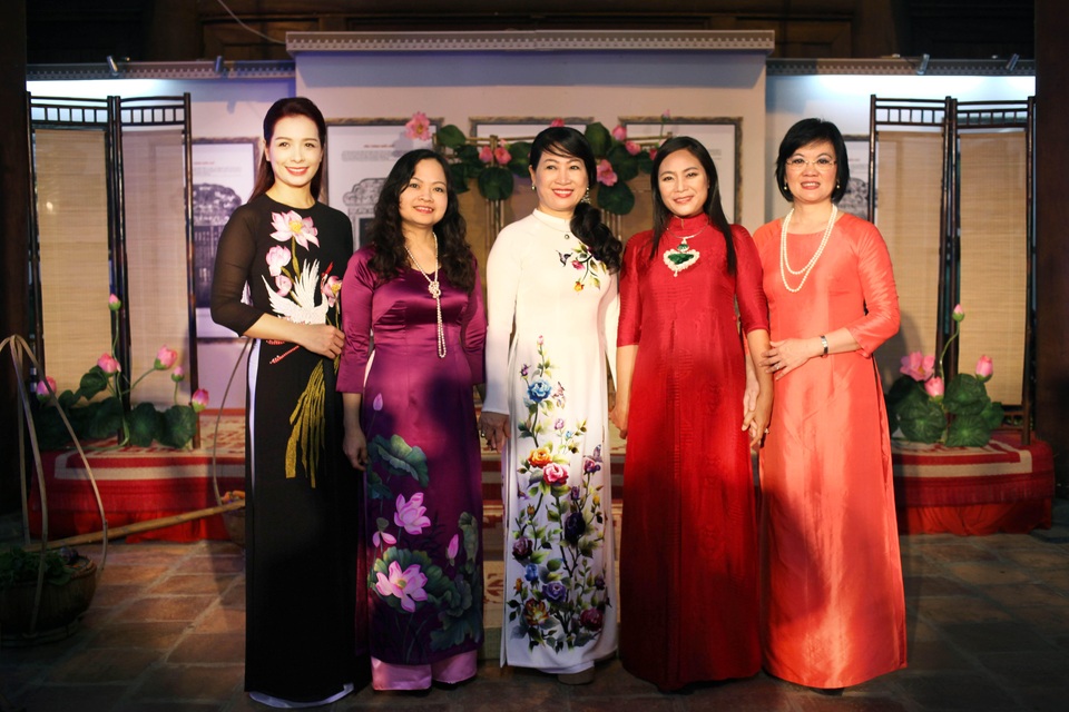 BST áo dài Lan Hương ra mắt phu nhân nguyên thủ các nước tới Hà Nội - 3 BST áo dài Lan Hương ra mắt phu nhân nguyên thủ các nước tới Hà Nội - 3