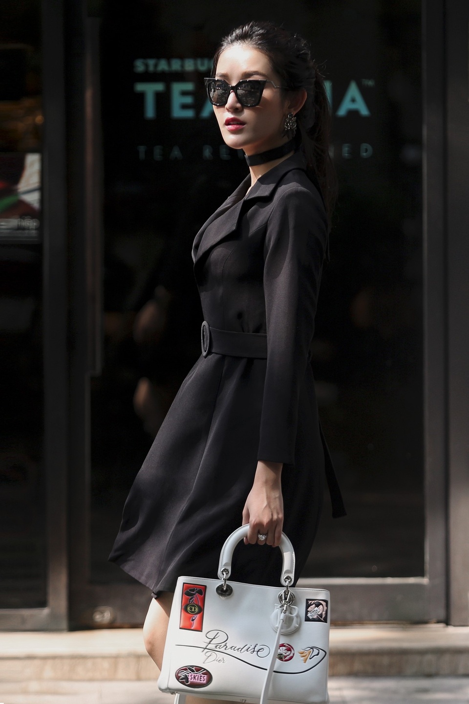 Huyền My tự tin thả dáng cùng bộ váy vest ấn tượng. Phần dây nịt eo giúp vóc dáng Á hậu thêm phần quyến rũ. Dưới ánh nắng, đôi hoa tai đá quý của cô cũng rực rỡ không kém.